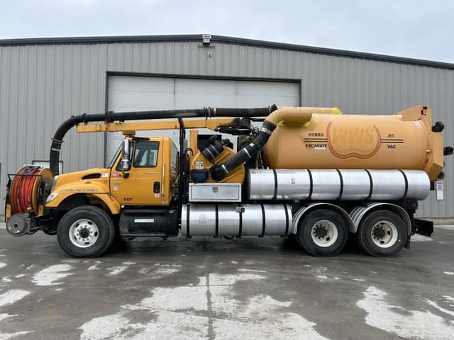 Image of International Workstar 7400 equipment image 2