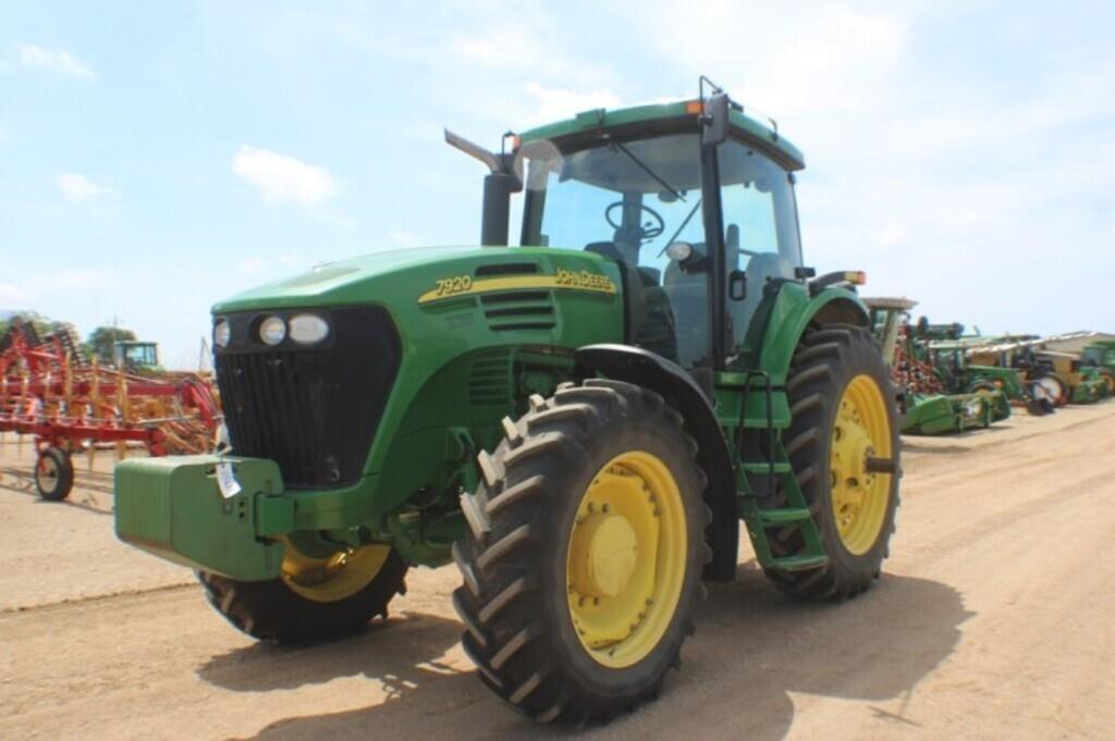 Image of John Deere 7920 Primary image