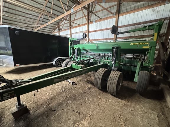 Image of John Deere 1530 equipment image 1