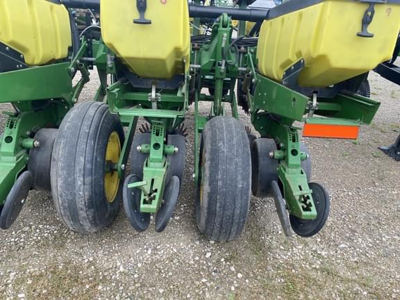 Image of John Deere 1760 equipment image 1