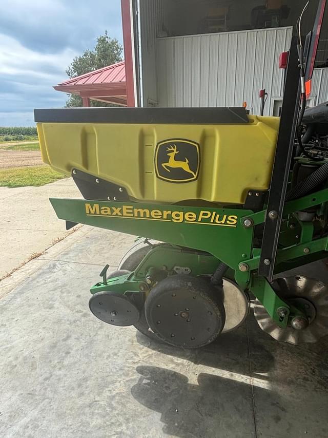 Image of John Deere 1770 equipment image 1