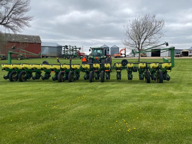 Image of John Deere 1770 equipment image 2