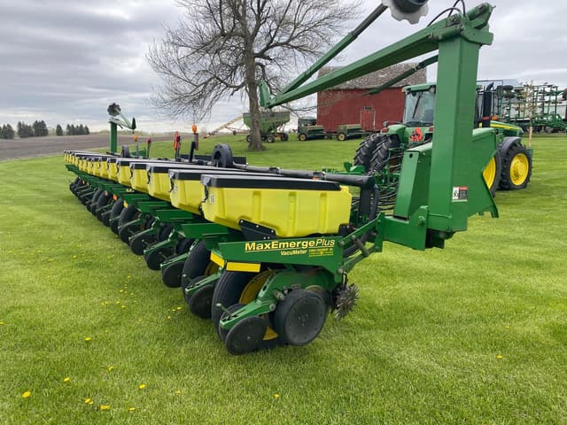 Image of John Deere 1770 equipment image 1