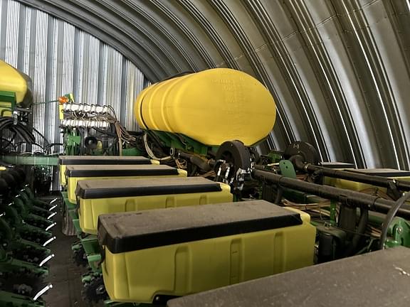 Image of John Deere 1770 equipment image 1