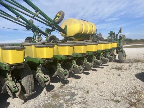 Image of John Deere 1770 equipment image 1