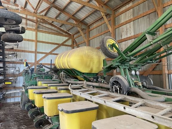 2004 John Deere 1770 Equipment Image0