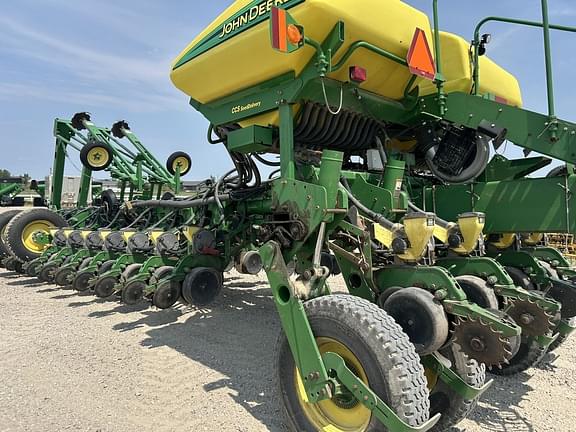 Image of John Deere 1770 equipment image 3