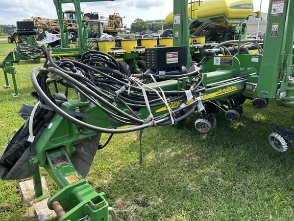 Image of John Deere 1770 equipment image 1