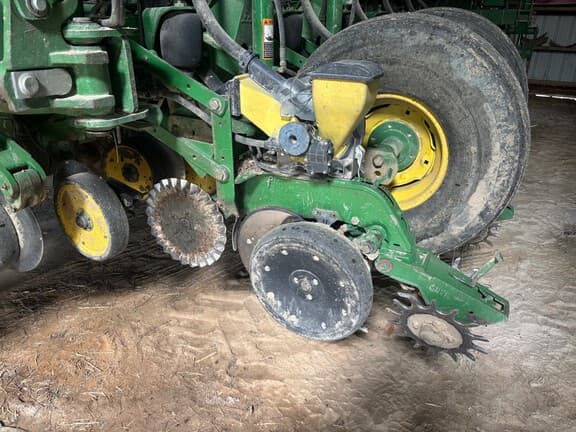 Image of John Deere 1770 equipment image 2