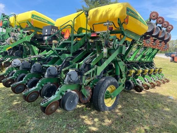 2004 John Deere 1790 Equipment Image0