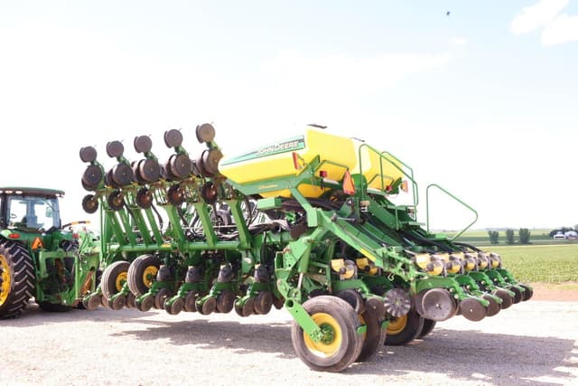 Image of John Deere 1790 equipment image 2