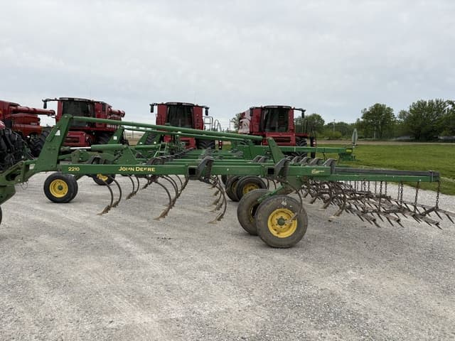 Image of John Deere 2210 equipment image 1