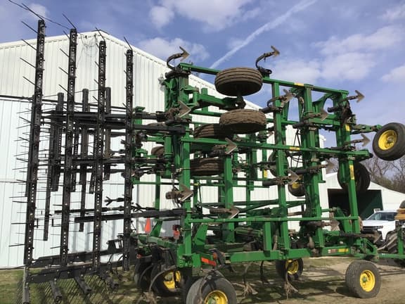 Image of John Deere 2210 equipment image 2