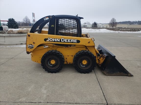 Image of John Deere 240 Series II equipment image 2