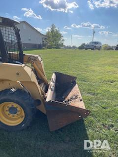 Image of John Deere 240 equipment image 3