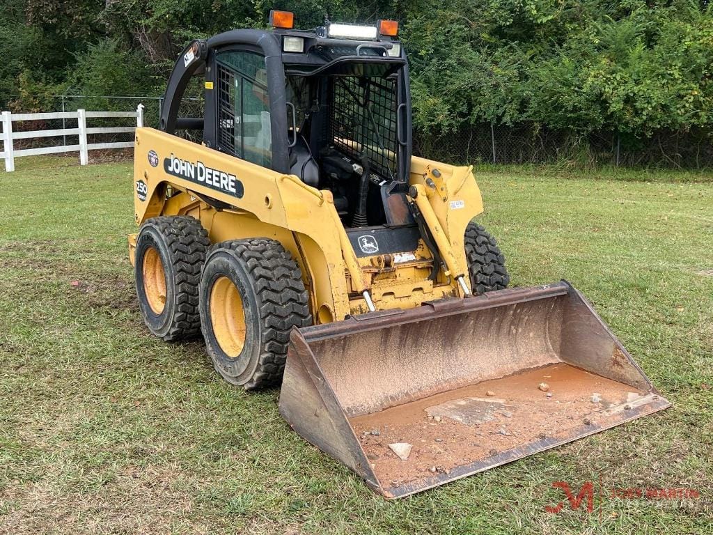 2004 John Deere 250 Series II Equipment Image0