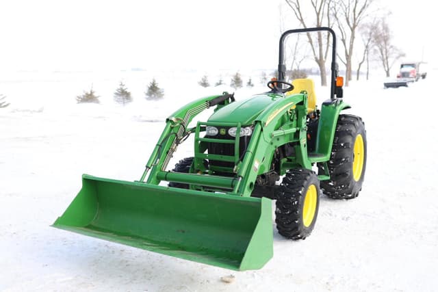 Image of John Deere 4320 equipment image 1