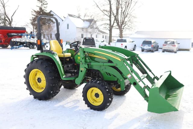 Image of John Deere 4320 equipment image 4