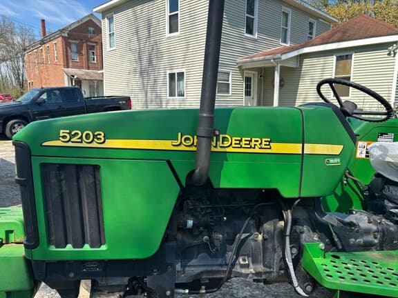 Image of John Deere 5203 equipment image 2
