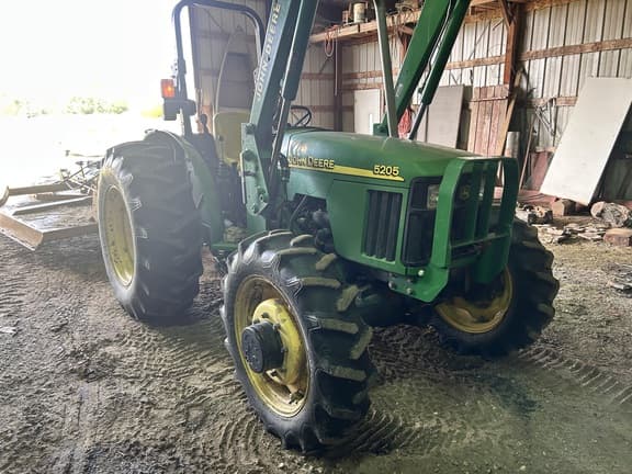 Image of John Deere 5205 equipment image 1