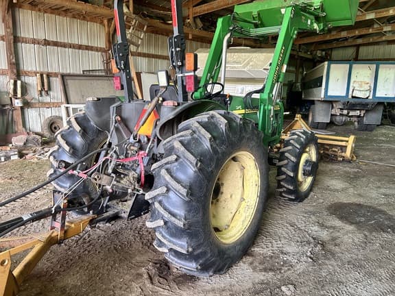Image of John Deere 5205 equipment image 3