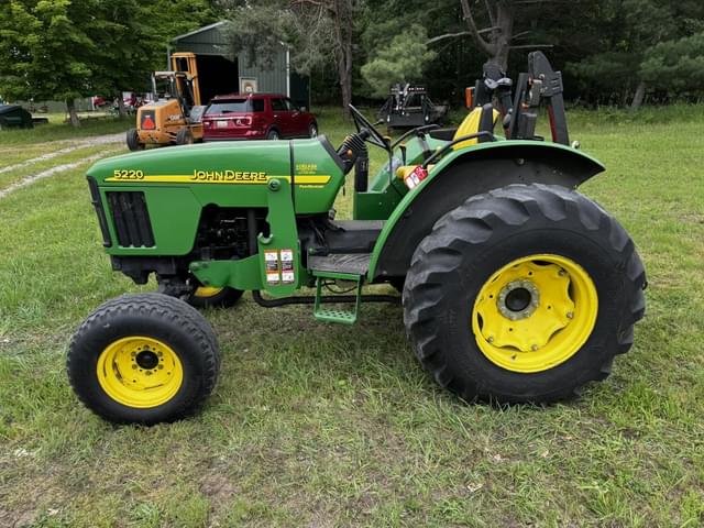 Image of John Deere 5220 equipment image 1