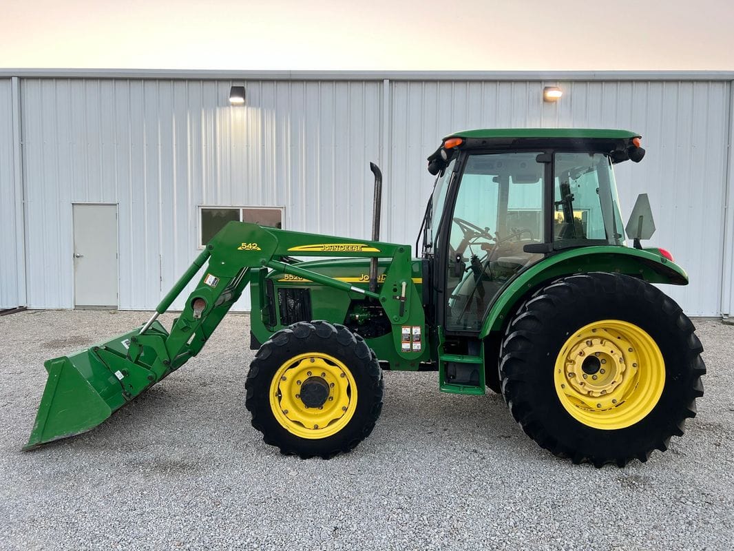 2004 John Deere 5520 Equipment Image0