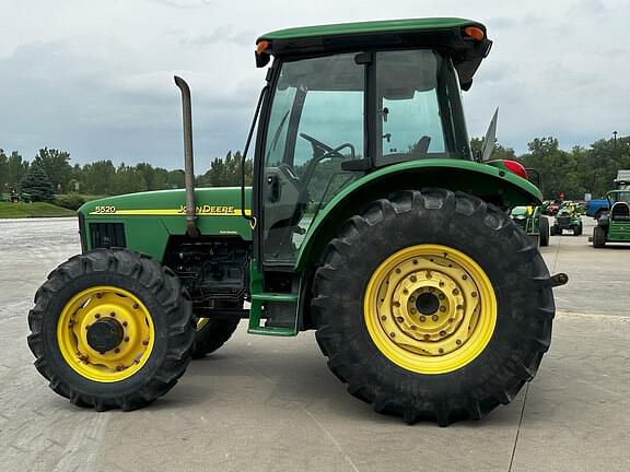 Image of John Deere 5520 equipment image 2