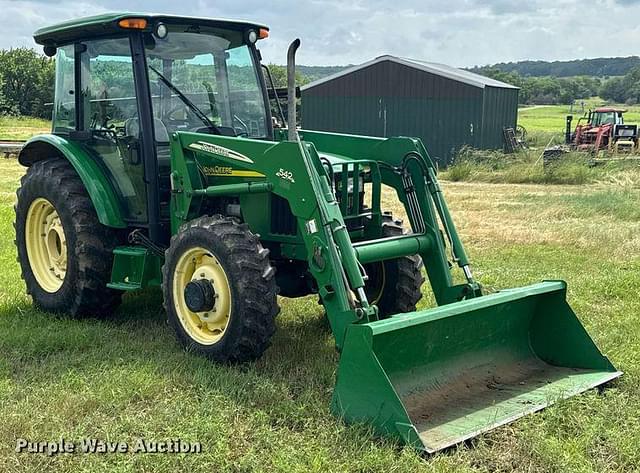Image of John Deere 5520 equipment image 2