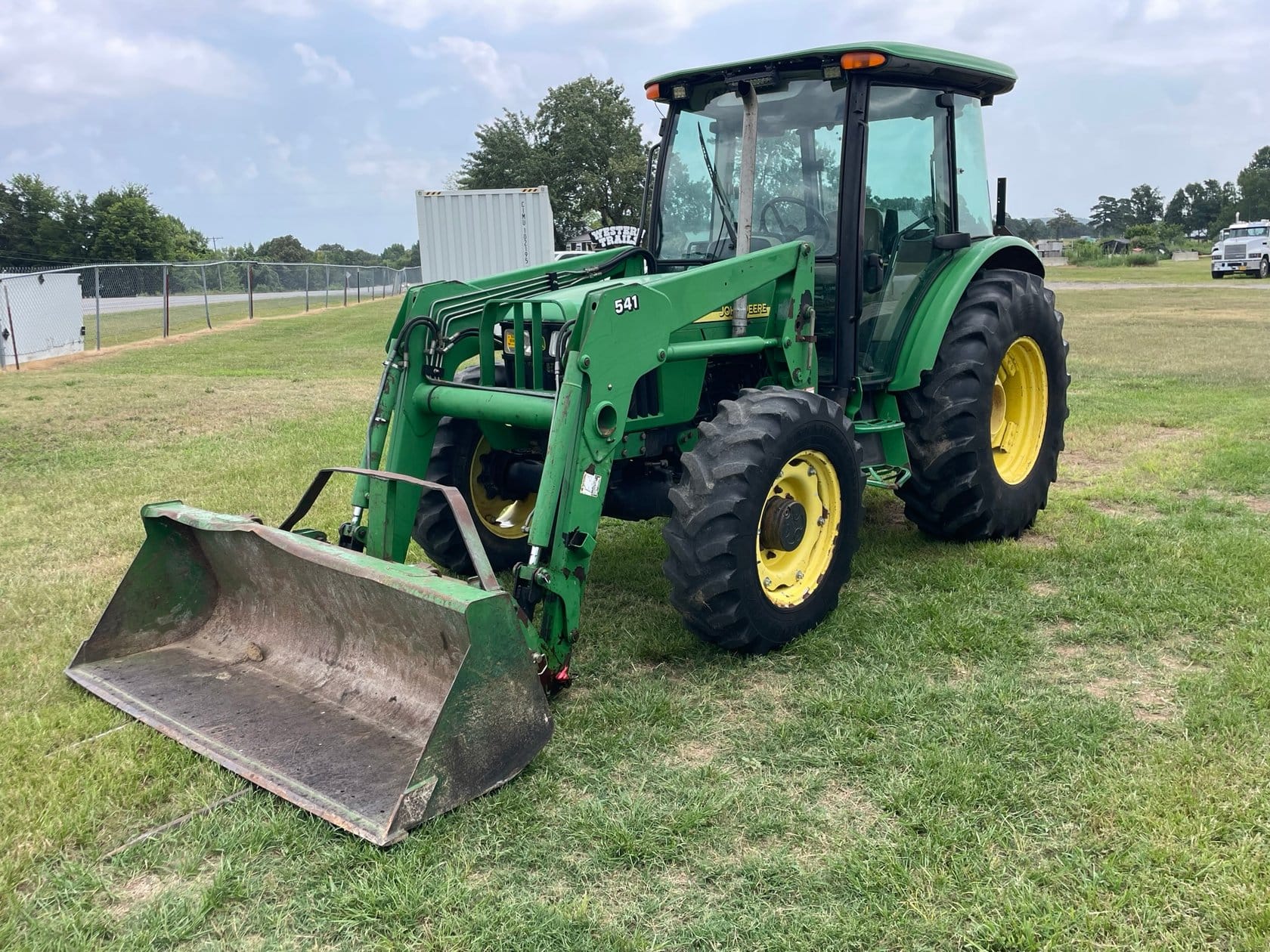 2004 John Deere 5520 Equipment Image0