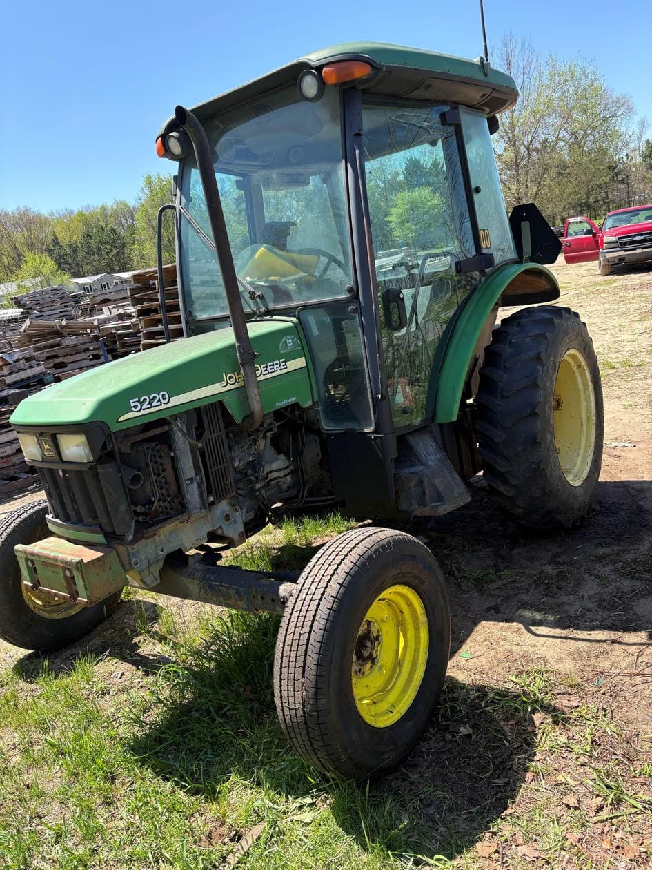 2004 John Deere 5520 Equipment Image0