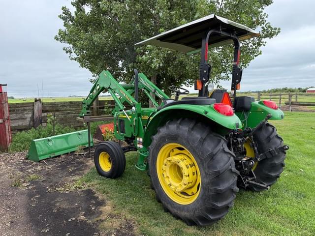Image of John Deere 5520 equipment image 1