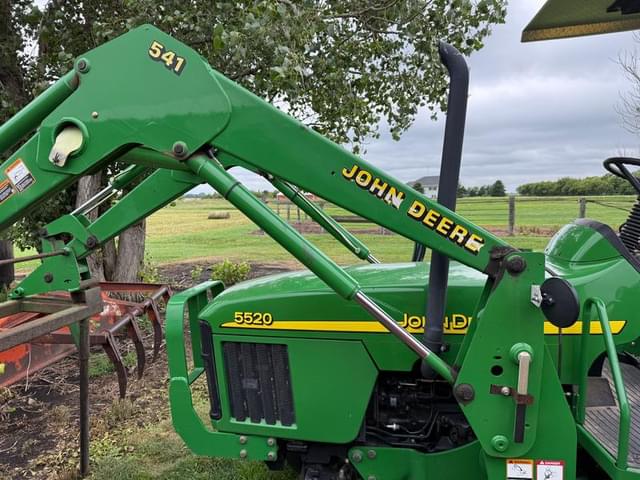 Image of John Deere 5520 equipment image 3