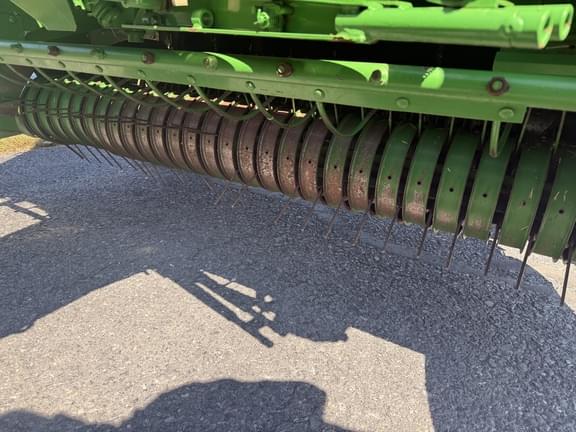 Image of John Deere 567 MegaWide equipment image 4