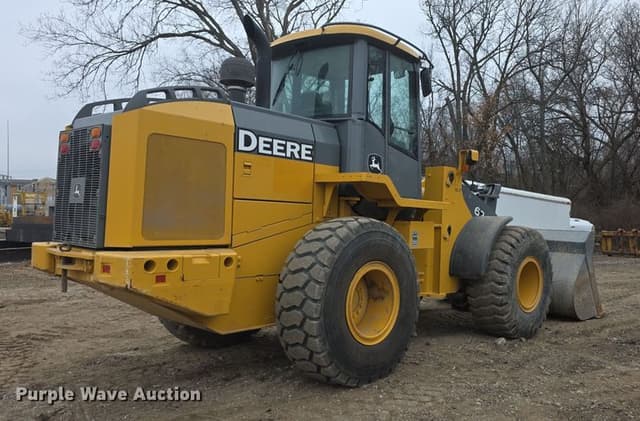 Image of John Deere 624J equipment image 4