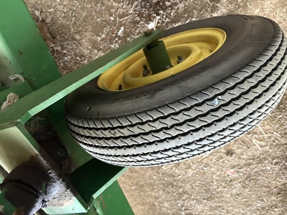 Image of John Deere 705 equipment image 3