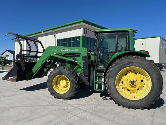 Image of John Deere 7220 equipment image 1