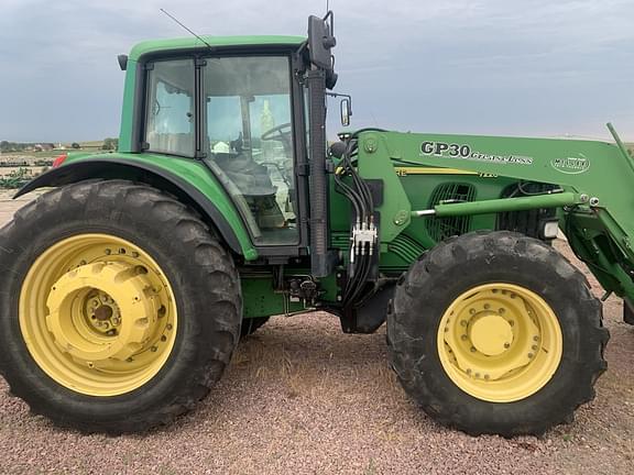 Image of John Deere 7220 equipment image 1