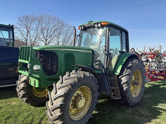 Image of John Deere 7220 equipment image 1