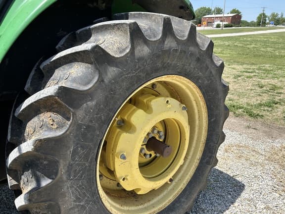 Image of John Deere 7220 equipment image 4
