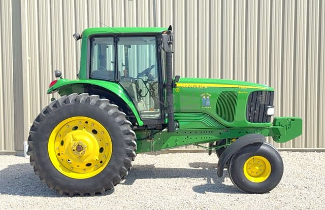 Image of John Deere 7320 equipment image 2