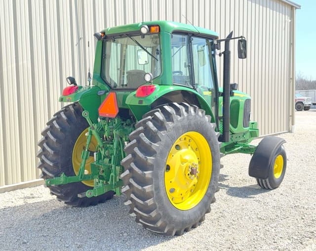 Image of John Deere 7320 equipment image 4