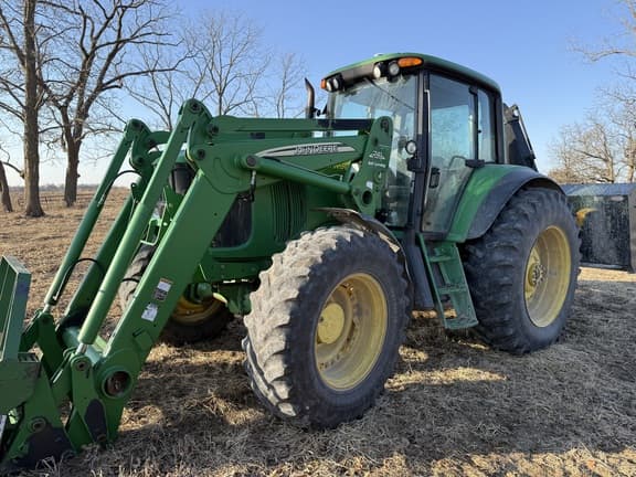 Image of John Deere 7320 equipment image 1