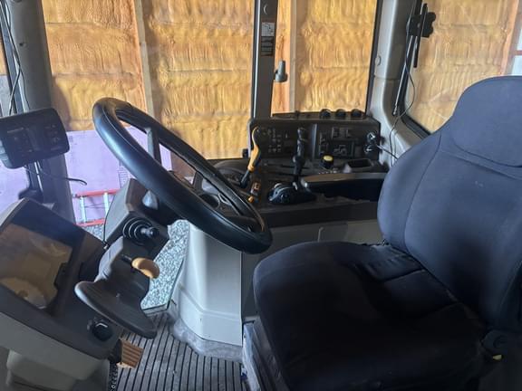 Image of John Deere 7320 equipment image 1