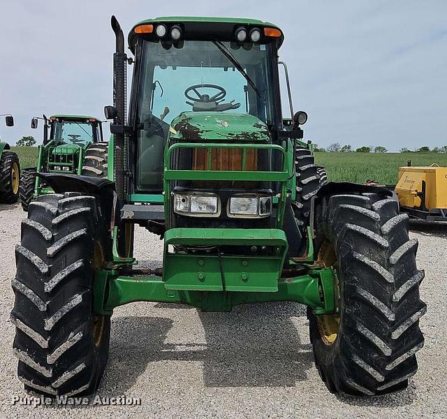 Image of John Deere 7320 equipment image 1