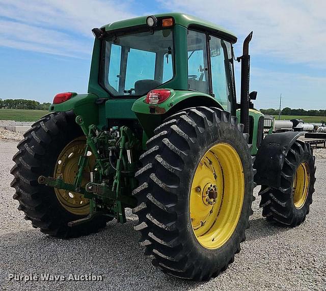 Image of John Deere 7320 equipment image 4
