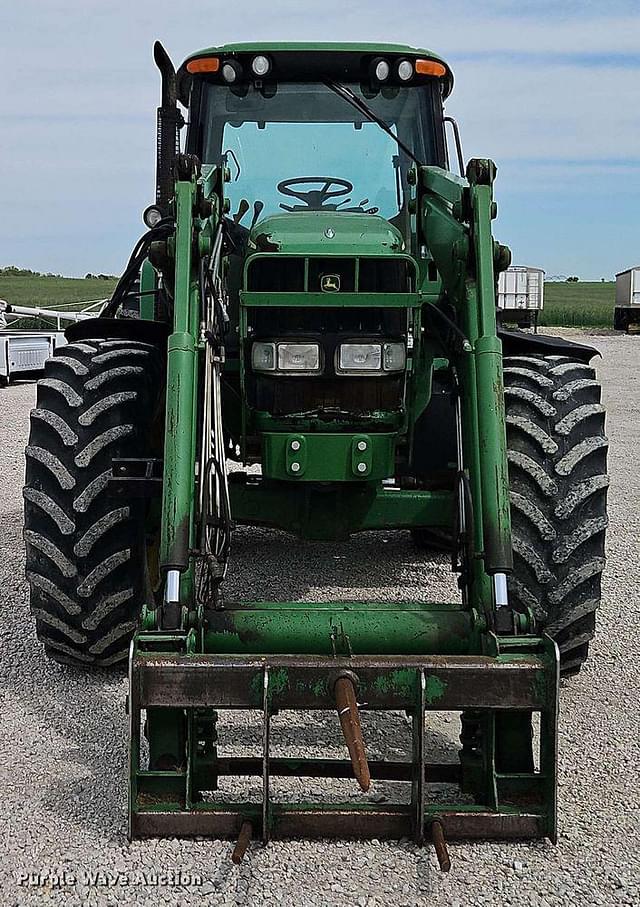 Image of John Deere 7320 equipment image 1