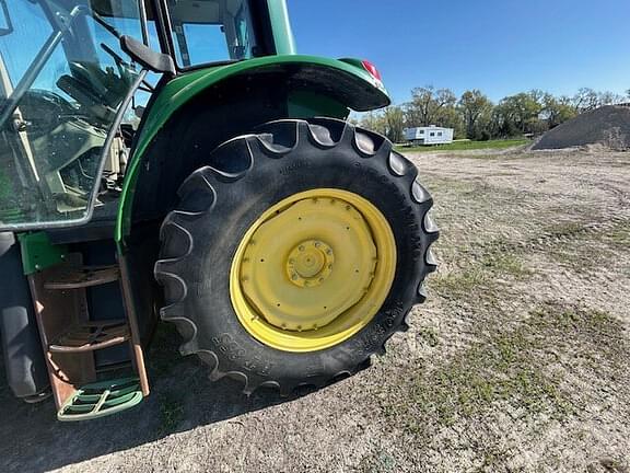 Image of John Deere 7420 equipment image 4