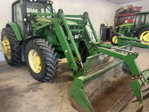 Image of John Deere 7420 equipment image 1