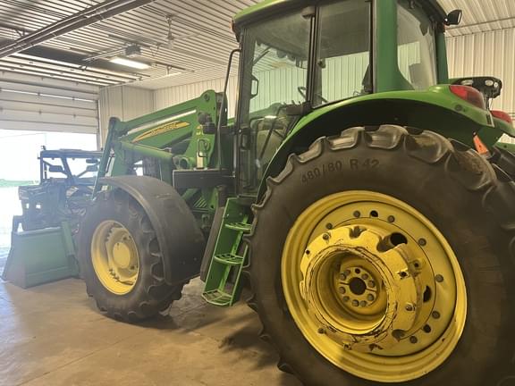 Image of John Deere 7420 equipment image 2